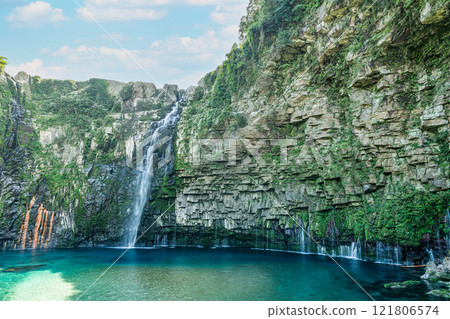 感受鹿兒島縣南大隅町雄偉大自然的小川瀑布 121806574