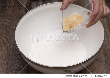 使用淨心子包餃子 將糖和開水與淨心子混合並揉捏。 121806744