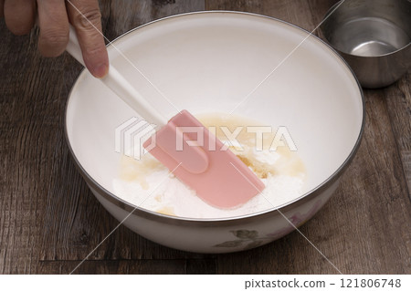使用淨心子包餃子 將糖和開水與淨心子混合並揉捏。 使用淨心子包餃子 將糖和開水與淨心子混合並揉捏。 121806748
