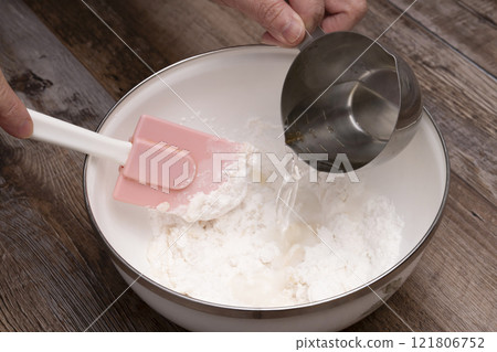 使用淨心子包餃子 將糖和開水與淨心子混合並揉捏。 121806752