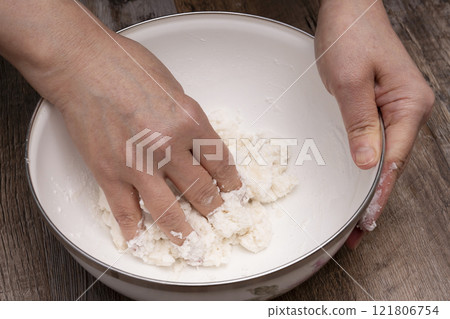 使用淨心子包餃子 將糖和開水與淨心子混合並揉捏。 121806754