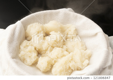 Make dumplings with joshinko. Mix joshinko with sugar and boiling water, knead the dough, and steam the dumplings in a bamboo steamer. 121806847