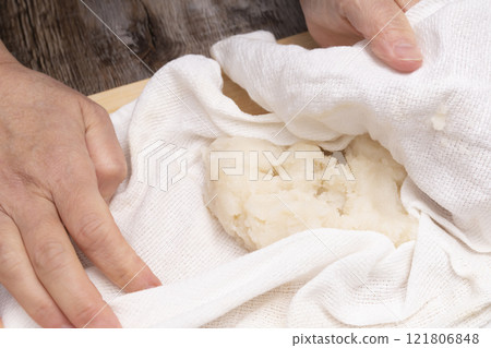 使用淨心子製作團子 將淨心子與糖和沸水混合，然後在蒸籠中蒸團子。 121806848