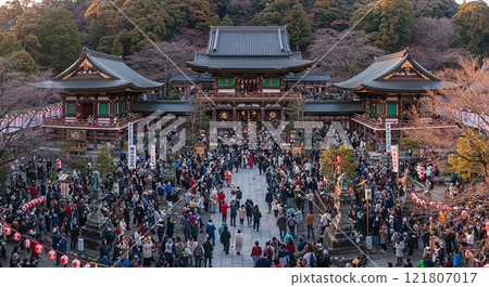 新年時參拜神社的人很多 121807017