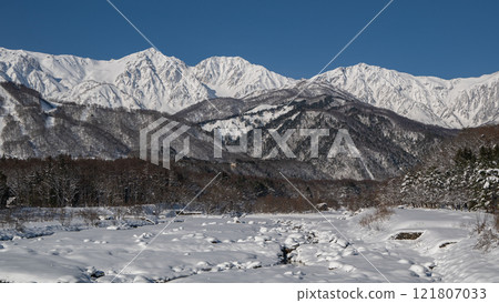 長野縣白馬村白馬三山白雪皚皚的北阿爾卑斯山 121807033