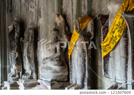 Buddha statue inside Angkor Wat, Cambodia 121807609