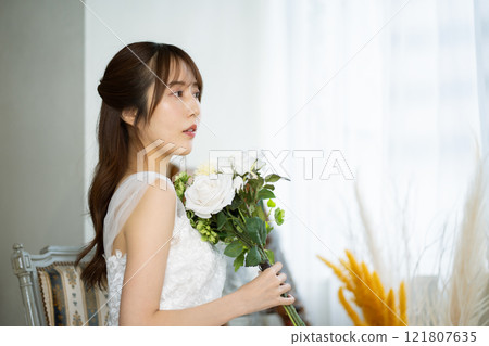 穿著婚紗的長黑髮的年輕女子 121807635
