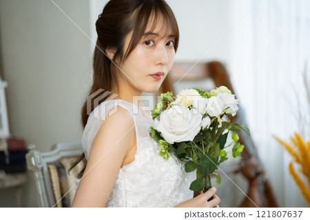 穿著婚紗的長黑髮的年輕女子 121807637