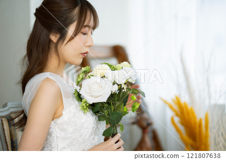 穿著婚紗的長黑髮的年輕女子 121807638