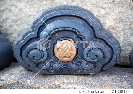 家紋瓦、鬼河原、鷹羽紋章 121808454