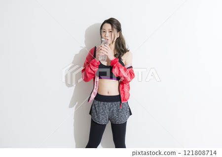 一個年輕女子伸展 121808714