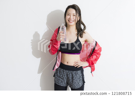 一個年輕女子伸展 一個年輕女子伸展 121808715