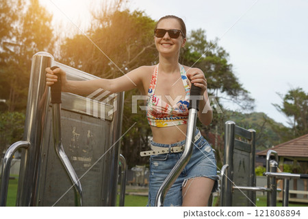 A young woman enjoying an workout outdoors  121808894