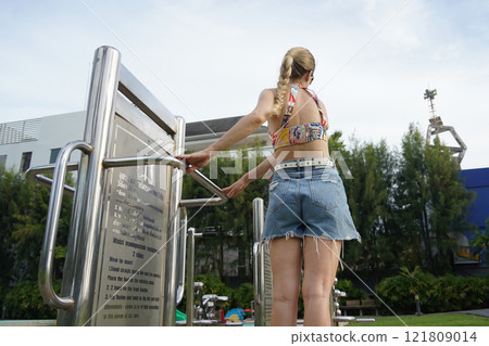 A young woman enjoying an workout outdoors  121809014