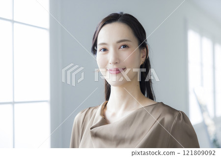 有筆記型電腦的女人 121809092