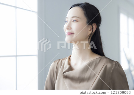 A woman with a laptop 121809093