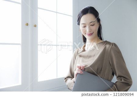 A woman with a laptop 121809094