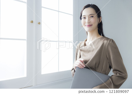 A woman with a laptop 121809097