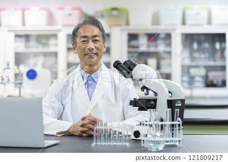 研究員/科學家圖片：60 多歲的男子穿著白大褂，看著相機，肖像 121809217