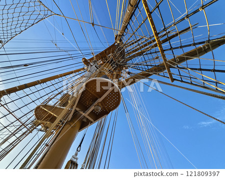 Ropes stretched across the masts of an old ship 121809397