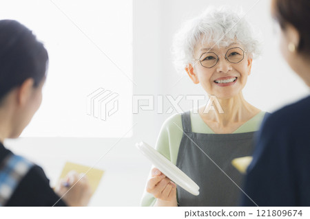 站立在廚房的灰髮女人 站立在廚房的灰髮女人 121809674