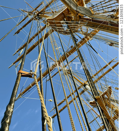 Ropes stretched across the masts of an old ship 121809835