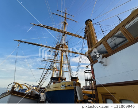Ropes stretched across the masts of an old ship Ropes stretched across the masts of an old ship 121809946