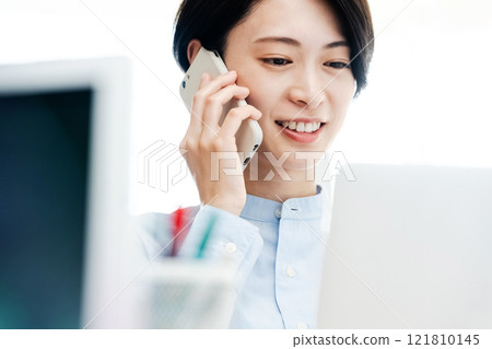 女商人在辦公室打電話 121810145