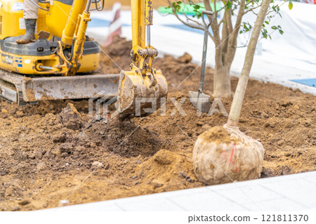 Landscaping, tree planting, planting work, root wrapping, hydraulic excavator 121811370