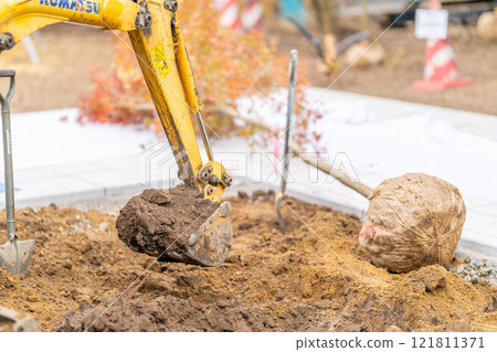 Landscaping, tree planting, planting work, root wrapping, hydraulic excavator 121811371