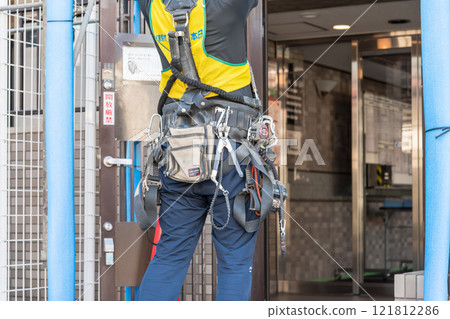 [Workers building scaffolding during large-scale apartment repair work] 121812286