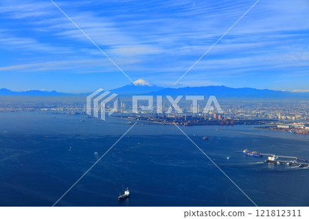 從飛機上看到的富士山和橫濱（東京灣） 121812311