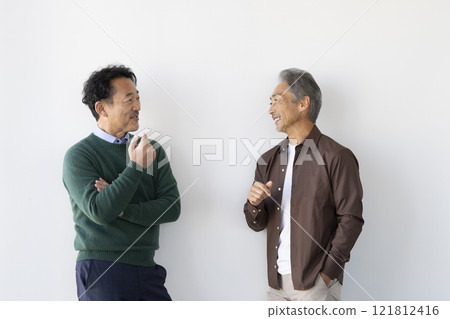 兩位老人微笑著聊天 兩位老人微笑著聊天 121812416