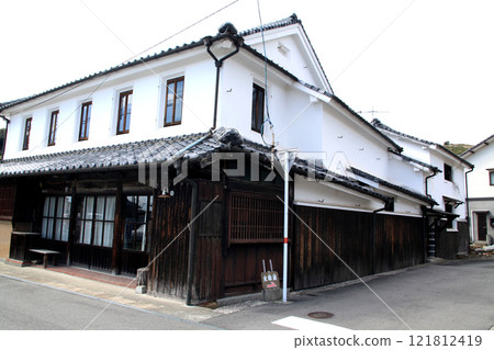 Matsuai, Uki City, Kumamoto Prefecture: Old streetscape of white-walled storehouses 121812419