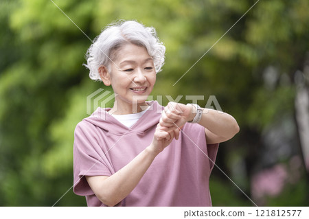 看智慧手錶的資深女性 121812577