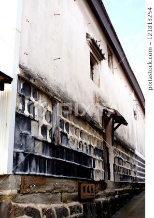 Matsuai, Uki City, Kumamoto Prefecture: Old streetscape of white-walled storehouses Matsuai, Uki City, Kumamoto Prefecture: Old streetscape of white-walled storehouses 121813254