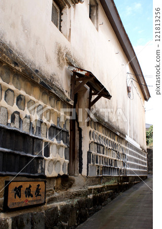 Matsuai, Uki City, Kumamoto Prefecture: Old streetscape of white-walled storehouses Matsuai, Uki City, Kumamoto Prefecture: Old streetscape of white-walled storehouses 121813256