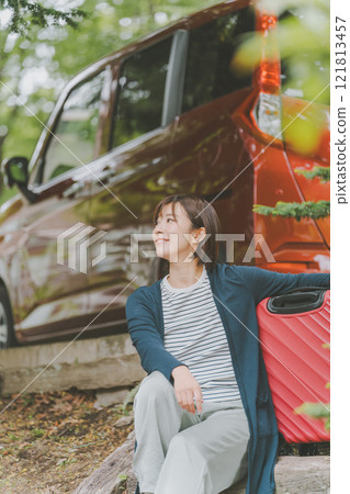 獨自駕駛租車的女性旅行者 121813457