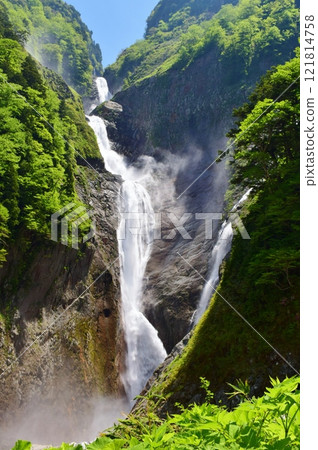立山稱名瀑布 初夏景色 121814758