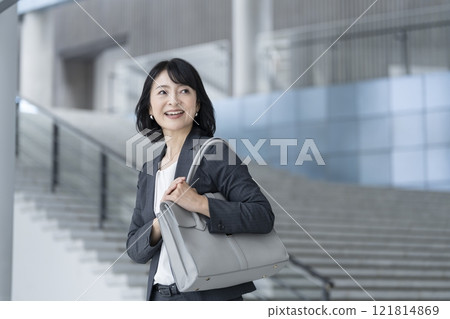 一個微笑的女商人 121814869