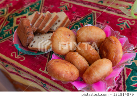 [Ukraine] Bread and cake served on a plate in a village in the eastern Donbas region 121814879