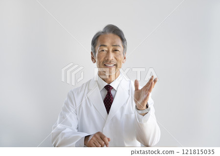 穿著白大褂的老人看著相機說話 121815035