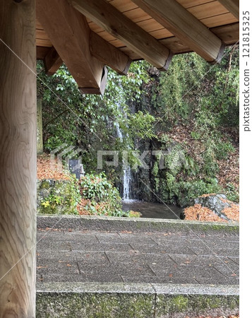 1月的雨天金宮神社不動瀑布（石川縣白山市） 121815325