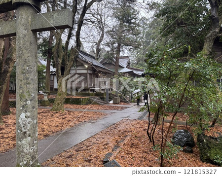 一月的雨天，金宮神社境內（石川縣白山市） 121815327