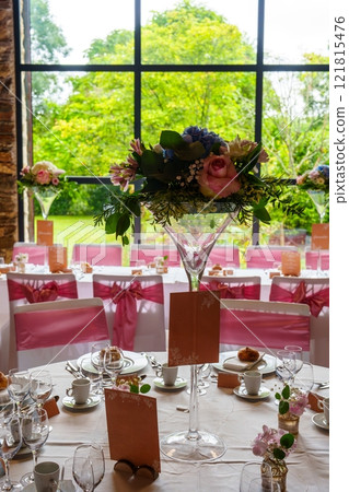 Elegant wedding table setting with pink and white flowers centerpiece Elegant wedding table setting with pink and white flowers centerpiece 121815476