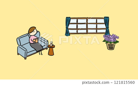 讀一本書的婦女在客廳 121815560