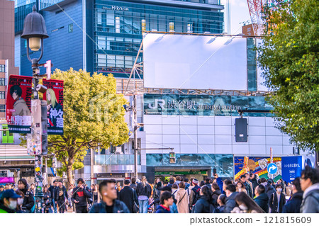 日本東京城市景觀一月...澀谷十字路口擠滿了外國遊客。邁向新時代... = 2020 年 1 月 9 日 日本東京城市景觀一月...澀谷十字路口擠滿了外國遊客。邁向新時代... = 2020 年 1 月 9 日 121815609