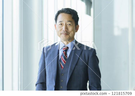站在辦公室窗邊的中年男子肖像攝影合作：電波學園教育法人東京電子學校 121815709