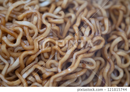 醬汁炒麵與醬汁混合的圖像（照片） 121815744