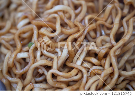 醬汁炒麵與醬汁混合的圖像(照片) 醬汁炒麵與醬汁混合的圖像(照片) 121815745